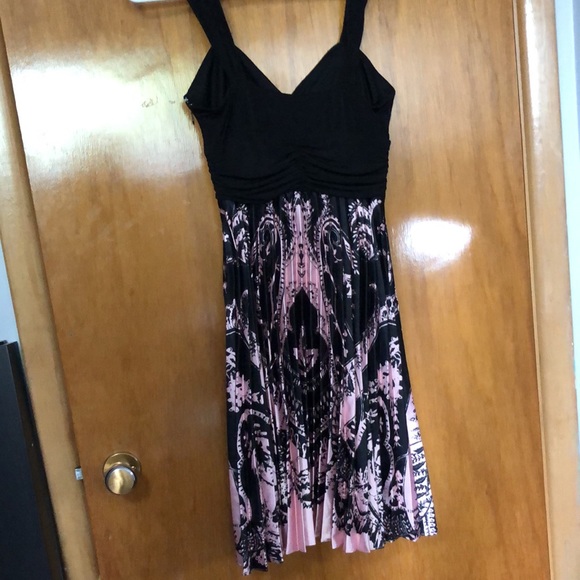 Le Chateau Dress - Picture 2 of 2